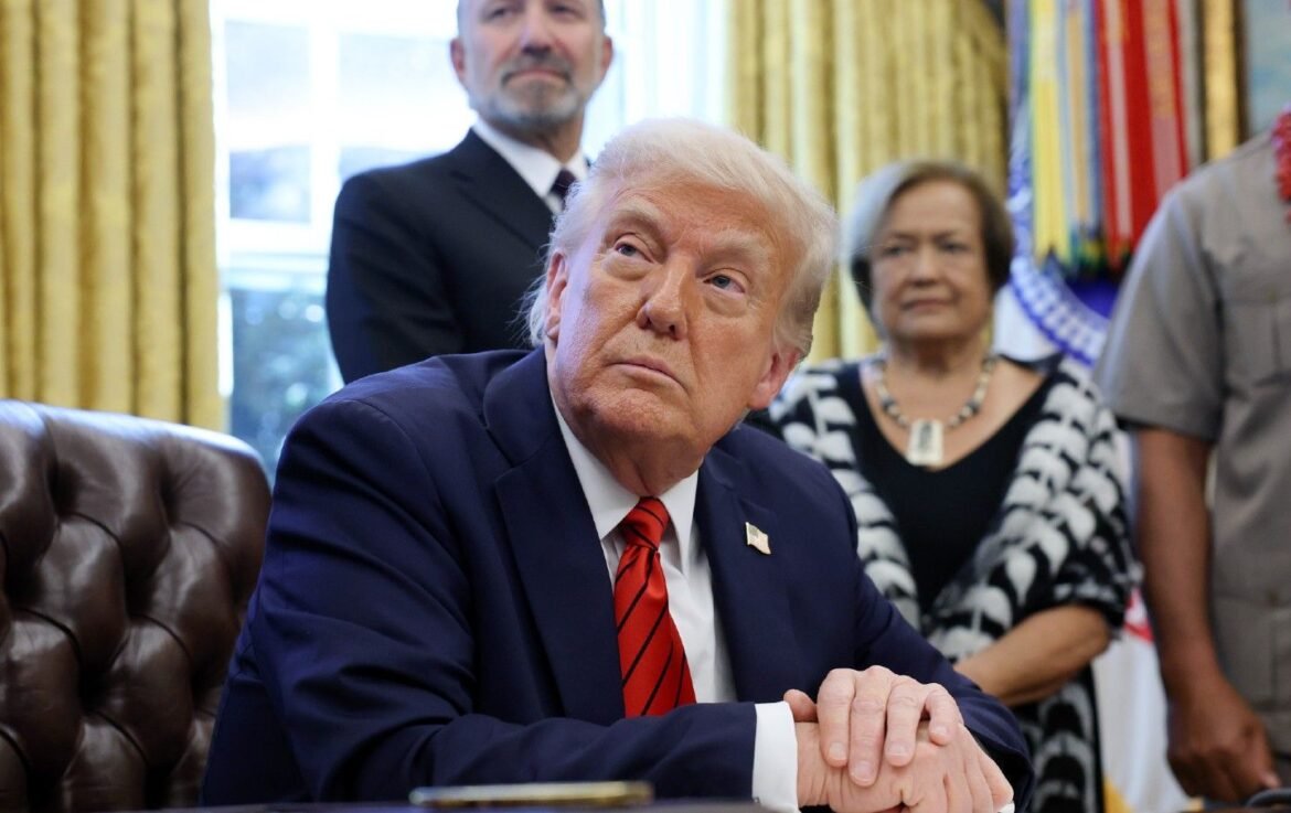 trumpovaloffic.jpeg